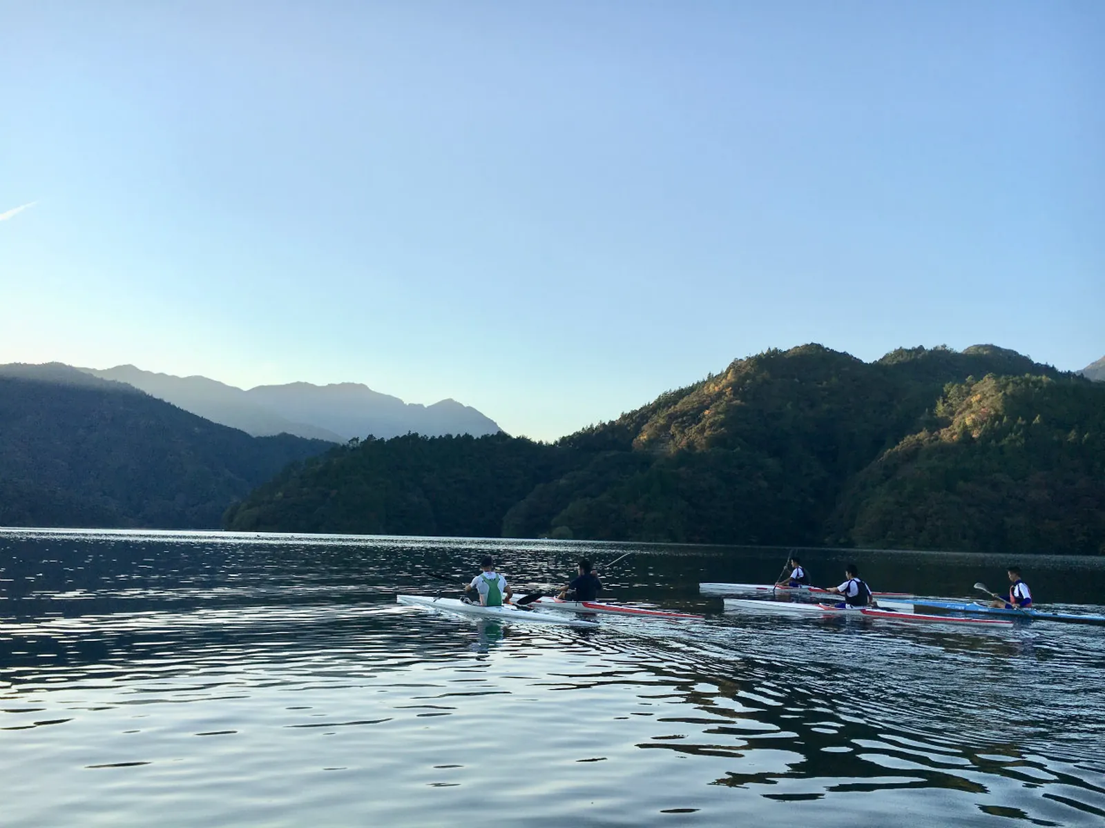 湖でカヌー体験をする生徒たちの写真