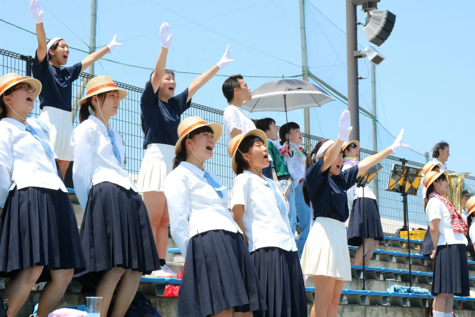 応援席で声援を送る生徒たちの写真