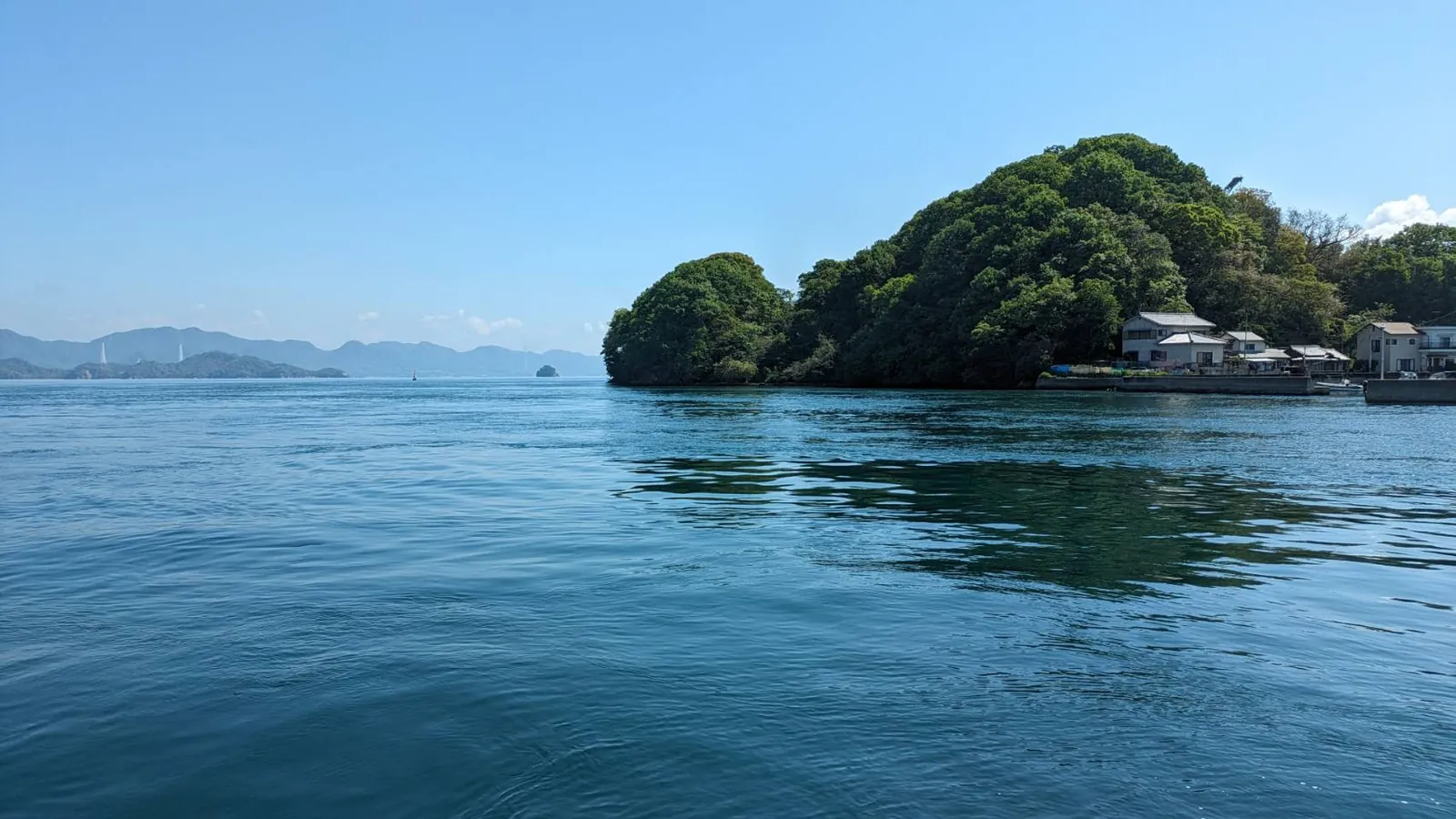 緑の島と穏やかな海の写真